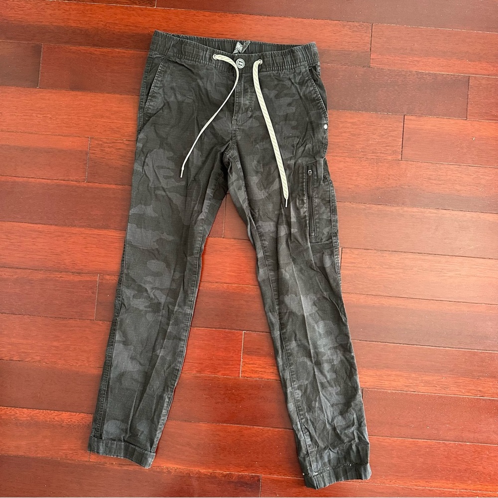 Vuori women’s Ripstop Pants - XS Black Camo
